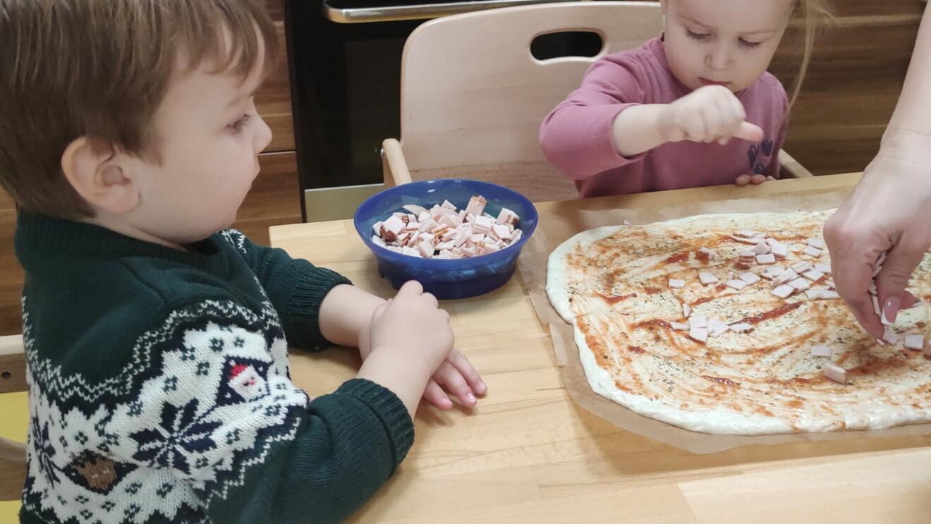 das-essen-wird-gemeinsam-zubereitet